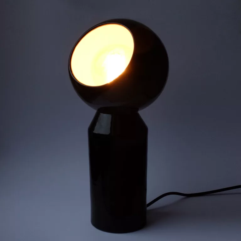 Lampe sphérique sur socle noir