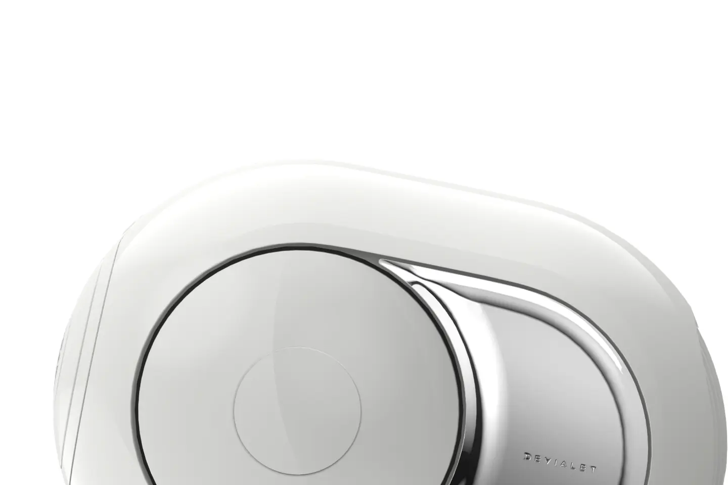 Gros plan sur une enceinte blanche brillante, vue en angle.