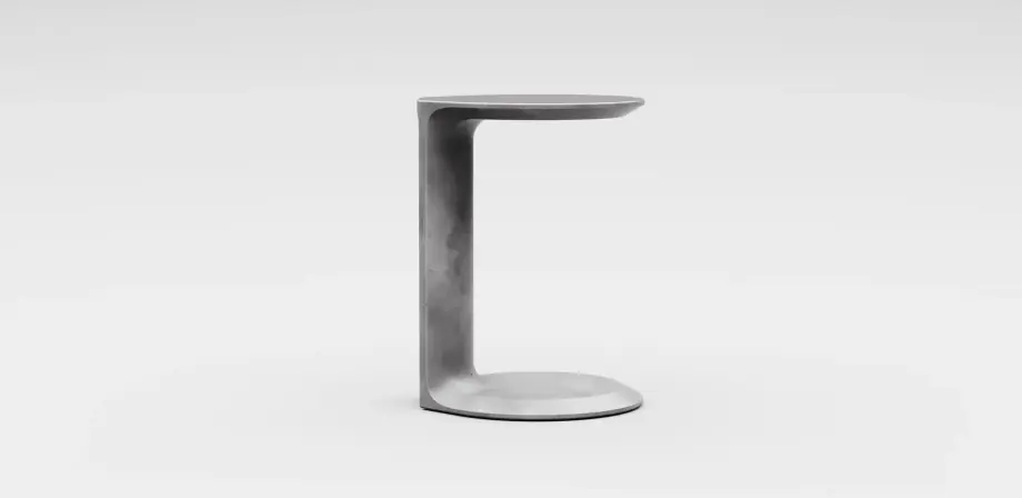 Table d'appoint monobloc en béton gris en forme de C, vue de profil.